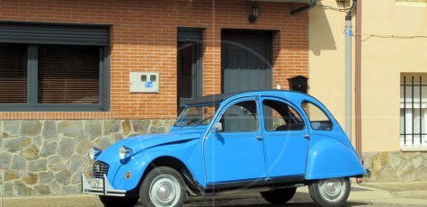 Citroen 2CV Azul como el cielo | Drive-by Snapshots by Sebastian Motsch (2013)